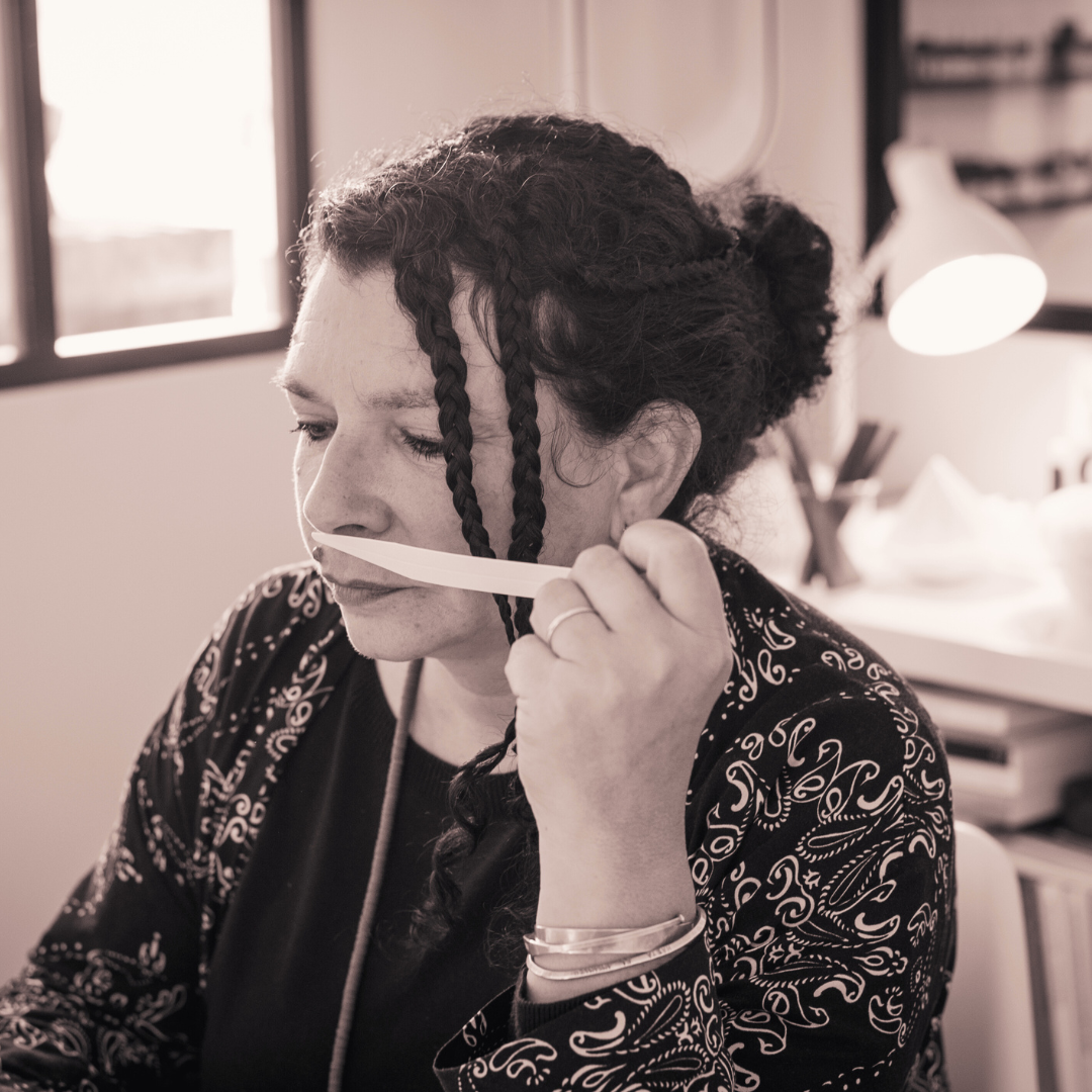 Clémentine Humeau testant une matière première en parfumerie avec une touche à sentir, lors d’une séance de création olfactive et d'écriture littéraire