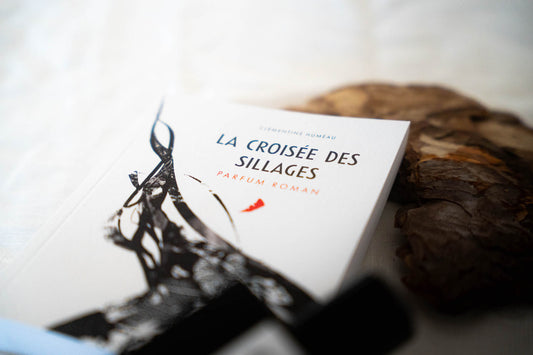 Roman et échantillon de parfum La Croisée des Sillages