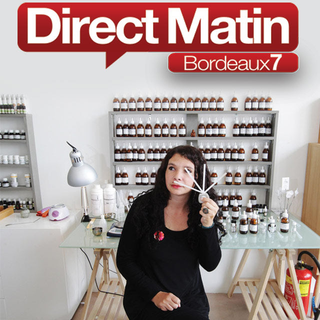 Clémentine Humeau testant une touche à parfum de son laboratoire