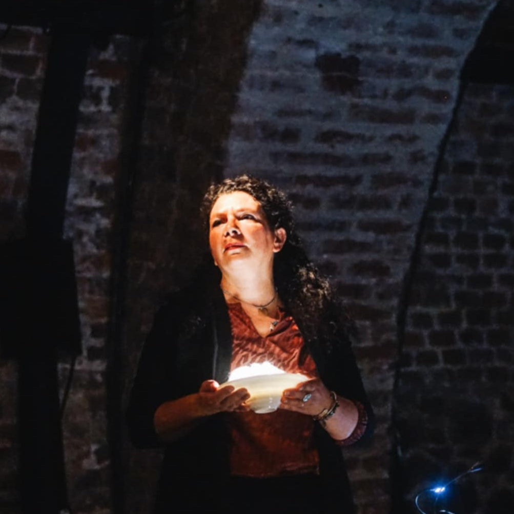 Clémentine Humeau dans une lecture olfactive en Tchéquie