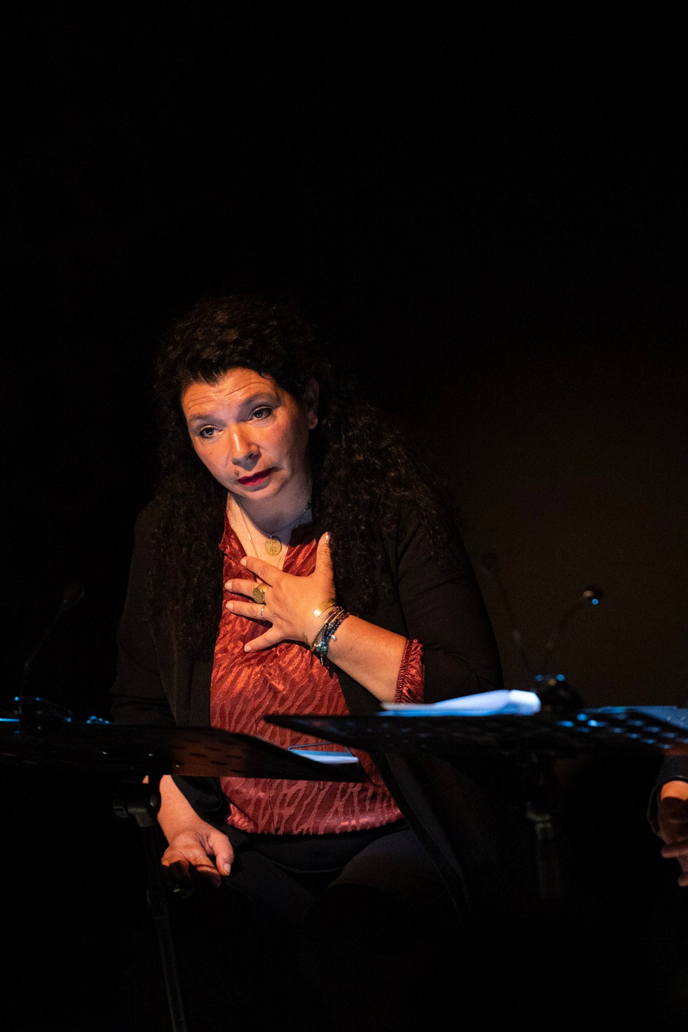 Clémentine Humeau dans une lecture olfactive en Tchéquie